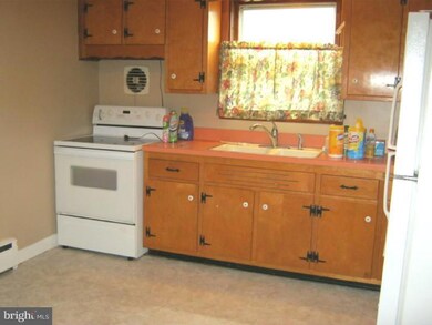 227 N Penn St, Spring City, PA 19475 - photo 5