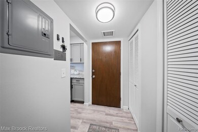 322 Riviera Dr unit 75, Saint Clair Shores, MI 48080 - photo 4