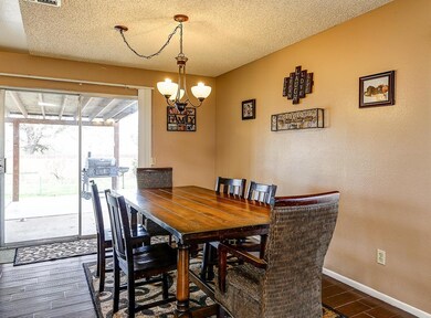 05_Dining Room (small).jpg
