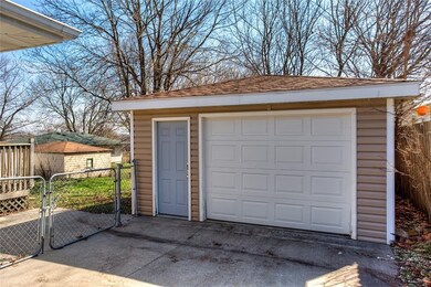 3107 E 26th St, Des Moines, IA 50317 - photo 5