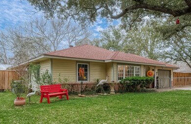 2008 Hillcrest Dr, Bay City, TX 77414 - photo 2