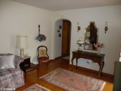 Living Room - Nice wood floors and arched doorways