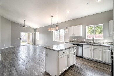 637 S Hall St Mesa AZ 85204-large-005-8-