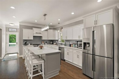 Kitchen w/ breakfast bar