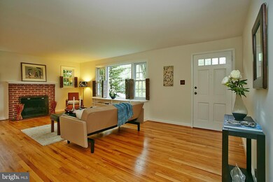 3900 Whispering Ln, Falls Church, VA 22041 - photo 4