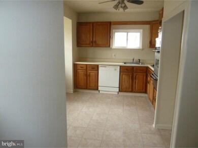 2404 S Cuthbert Dr, Lindenwold, NJ 08021 - photo 2