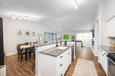 14-web-or-mls-3008 Heatherleaf Way 014