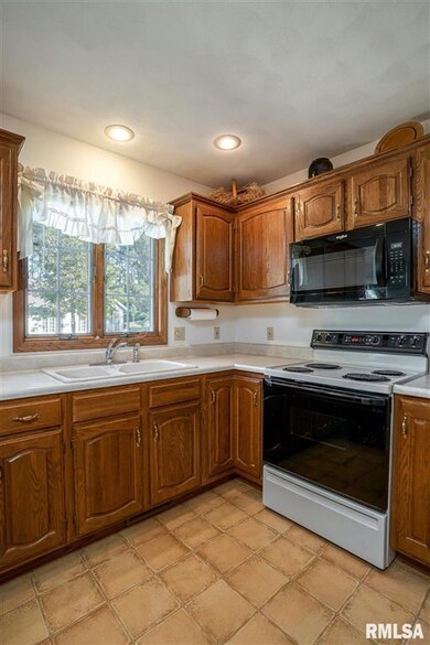 1010 W 46th St, Davenport, IA 52806 - photo 7