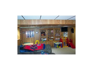 REC RM W/ WALL OF BUILT-INS