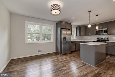 9009 Phyllis Dr, Clinton, MD 20735 - photo 4