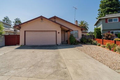 Front yard, lots of parking