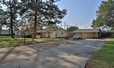 2 car detached garage and up to 6 covered spaces u