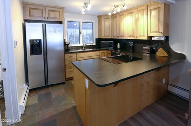 2823_kinnickinnick_6b_kitchen