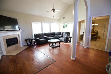 2 - LIVING ROOM