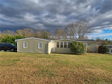 211 Cranbrook Cir, Hendersonville, NC 28792 - photo 2