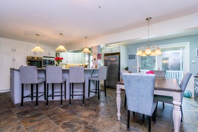 Beautiful eat-in kitchen