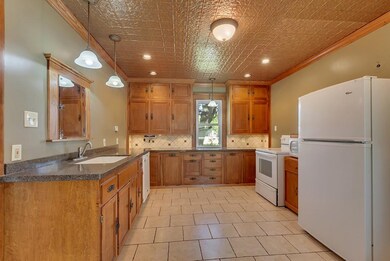 Large kitchen (15x12) for entertaining + heated fl