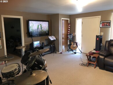 Living Room/Entrance