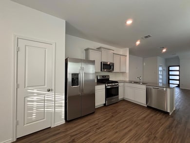 Kitchen with appliances with stainless steel fini