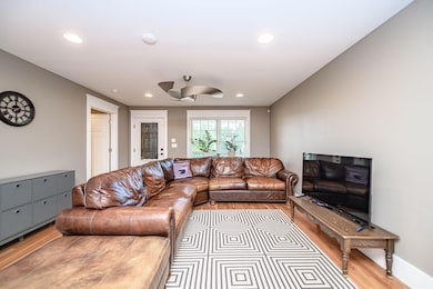 47-web-or-mls-1112-w-broadway