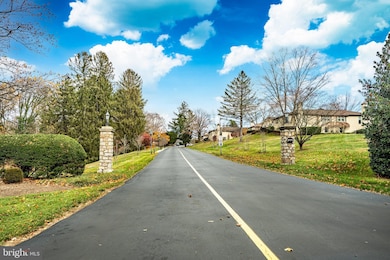 307 B B000 Summit Dr unit B, Bryn Mawr, PA 19010 - photo 2