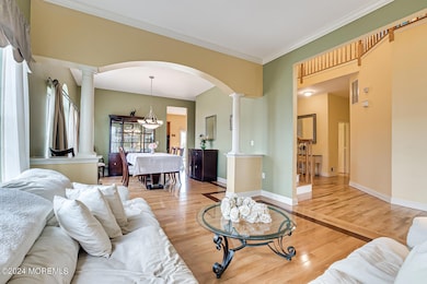 5 Living RoomDining Room