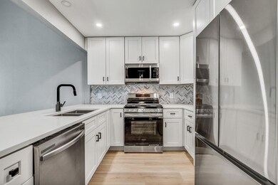 Kitchen with appliances with stainless steel fini