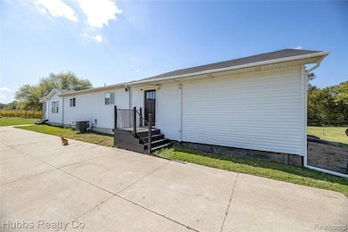 Driveway and plenty of parking