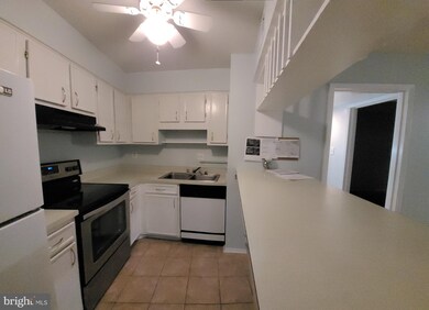 8500 Barrington Ct unit Q, Springfield, VA 22152 - photo 2