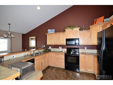 Kitchen w 42' Cabinets
