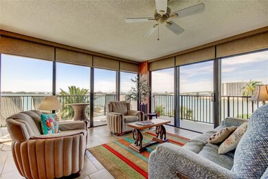Living Room - Gorgeous views.