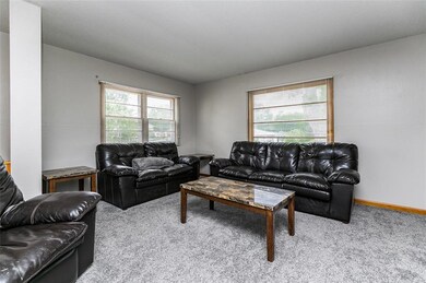 2813 J St SW, Cedar Rapids, IA 52404 - photo 5