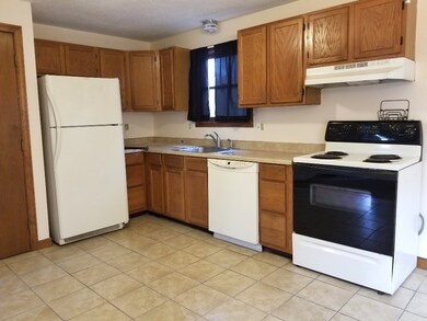 131 Darling St unit 131, Springfield, MA 01151 - photo 3