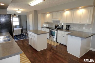 15947 N Regency Park Place, Chillicothe, IL 61523 - photo 6