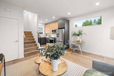 713 B N 70th St, Seattle, WA 98103 - photo 3