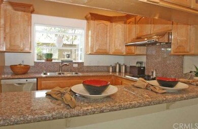 KITCHEN - BREAKFAST BAR