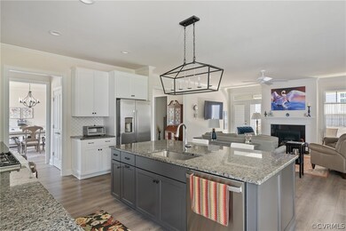 Kitchen with LVP, tasteful backsplash, white cabin