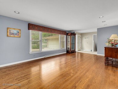 639 S Hillcrest Ave, Elmhurst, IL 60126 - photo 2