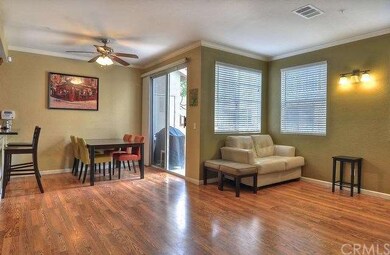 Great sized living room & dining room with laminat