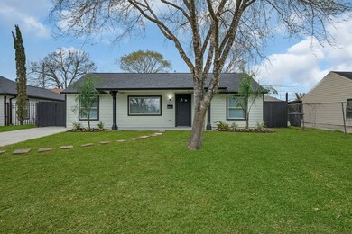 7651 Greendowns St, Houston, TX 77087 - photo 2