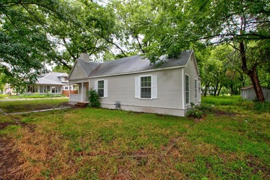 408 W Maple St, Whitewright, TX 75491 - photo 3