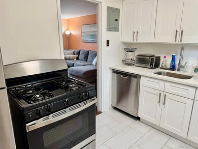 560 Tuckahoe Rd unit 1B, Yonkers, NY 10710 - photo 6