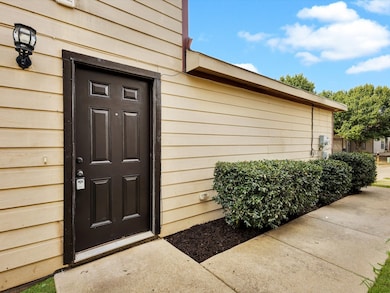 10713 Many Oaks Dr, Fort Worth, TX 76140 - photo 3