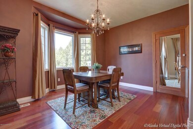 Dining room w/bay window