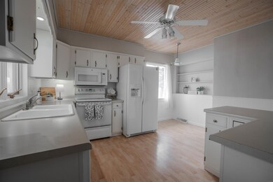 2214 Hickory Ln, Cedar Falls, IA 50613 - photo 2