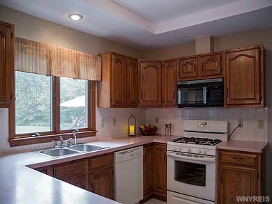Kitchen Spacious Kitchen for Entertaining!