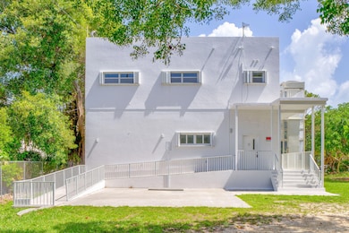 Front with ramp entrance