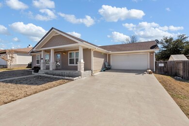 207 Green Oaks Loop, Fredericksburg, TX 78624 - photo 3