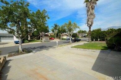 Extra Large Driveway- room for 4 cars