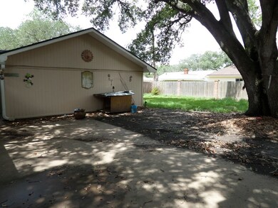 2713 Oak Dr, Bay City, TX 77414 - photo 3